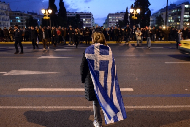 الاتحاد الأوروبي منح اليونان استقلالاً شكلياً: دولة مفلسة وشعب حزين