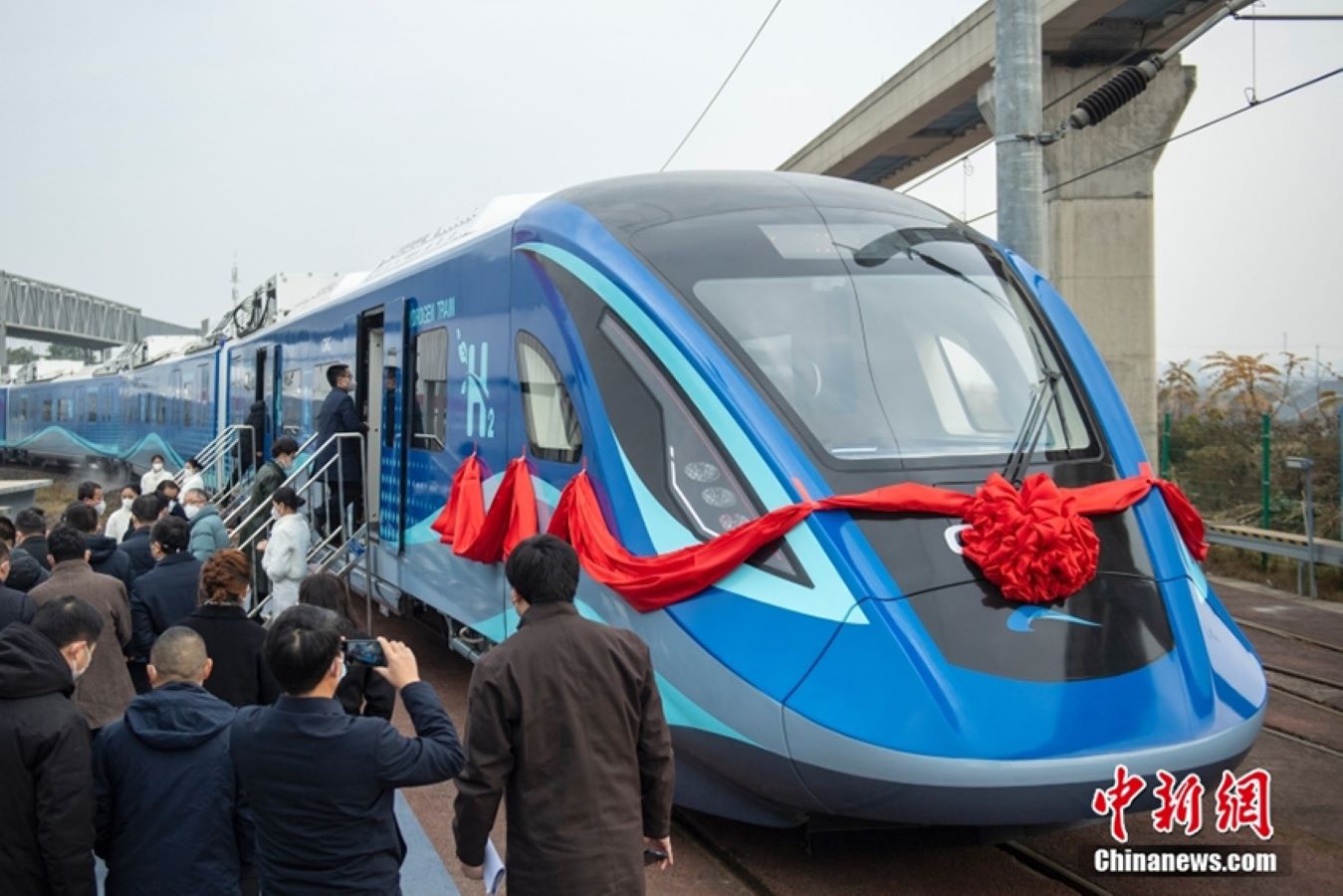 الصين تدشّن أول قطار يعمل بالطاقة الهيدروجينية
