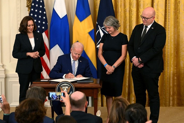 بايدن يوقع على بروتوكول انضمام السويد وفنلندا إلى حلف الناتو
