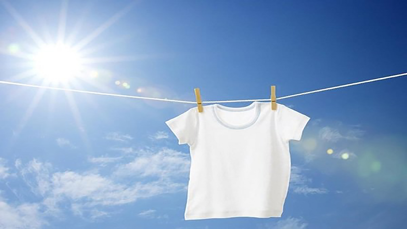 هل تجفيف الملابس تحت أشعة الشمس فكرة جيدة؟
