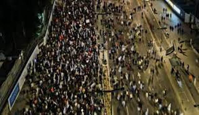 عشرات الآلاف يتظاهرون ضد نتنياهو في 