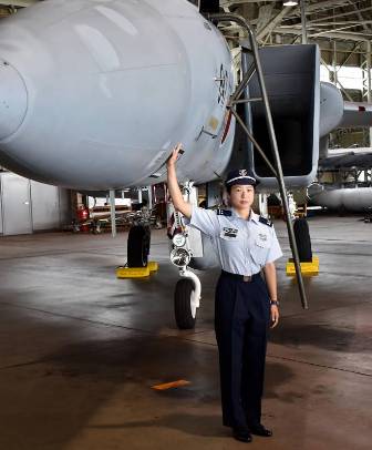 لأول مرة في تاريخ اليابان.. امرأة تقود طائرة حربية!