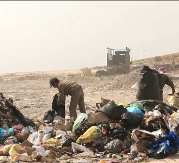 “نبش القمامة “مهنة جديدة تطرق سوق العمل في حلب!