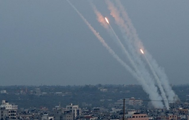 قرابة 340 صاروخاً في قصفٍ فلسطيني موّحد للمستوطنات
