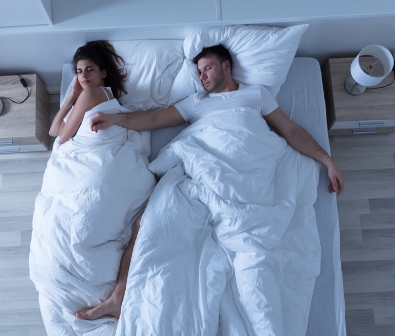 نوم الأزواج في غرف منفصلة.. ضرورة صحية أم عقاب عاطفي؟