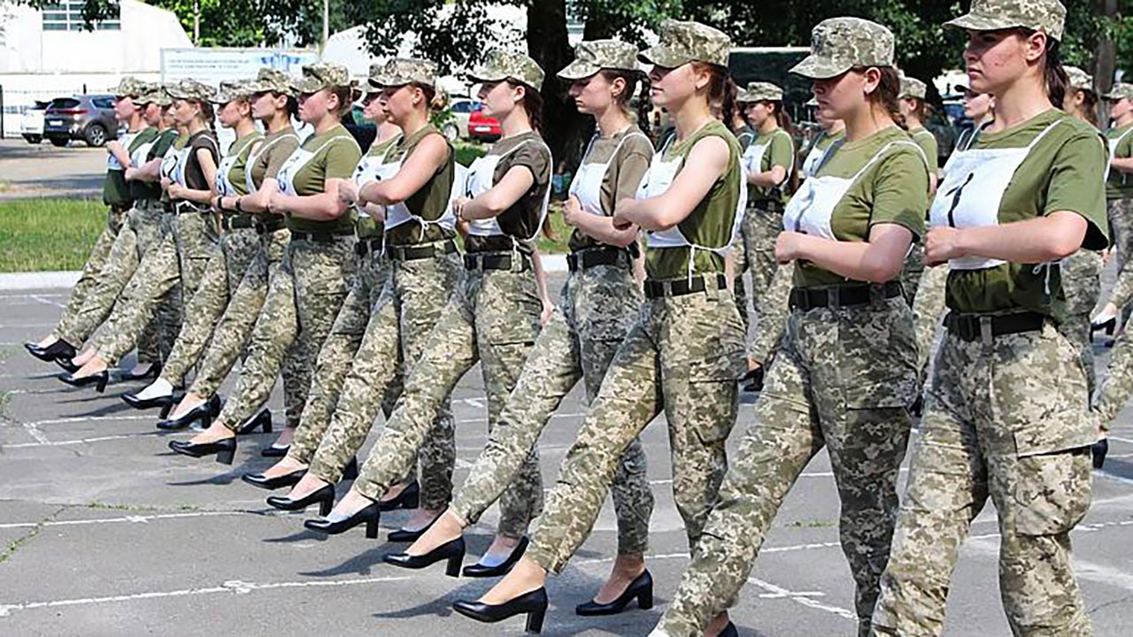 عرض عسكري لمجندات أوكرانيات بأحذية ذات كعب عال
