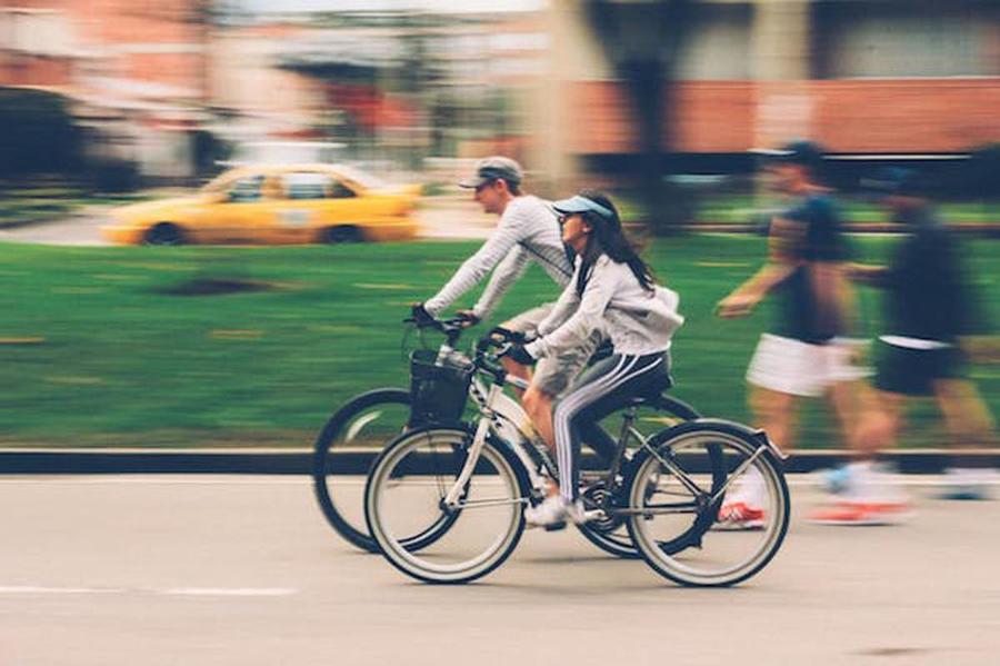 زوجان بريطانيان على دراجة مزدوجة يدوران حول العالم في 180 يوماً
