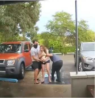 امرأة تلد طفلها وهي واقفة على قدميها قبل وصولها المستشفى (فيديو)

