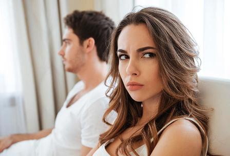 كيف تتعاملين مع إقصاء زوجك لك في العلاقات الإجتماعية
