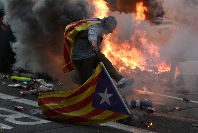 الكاتالونيون يواصلون الاحتجاج: هل تُعيد مدريد فرض «الطوارئ»؟