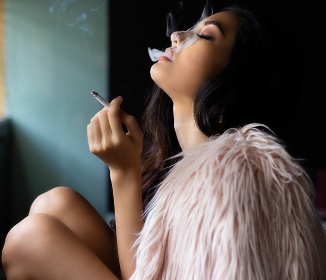 هل يساعد التدخين المرأة في التخفيف من توترها؟
