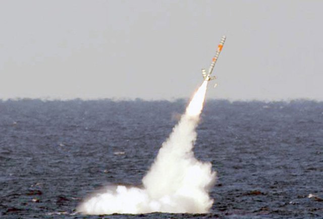 الولايات المتحدة تنقل 350 صاروخ توماهوك باتجاه سورية