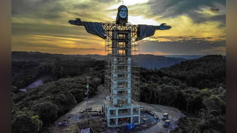 قرية برازيلية تبني ثالث أكبر تمثال للمسيح في العالم
