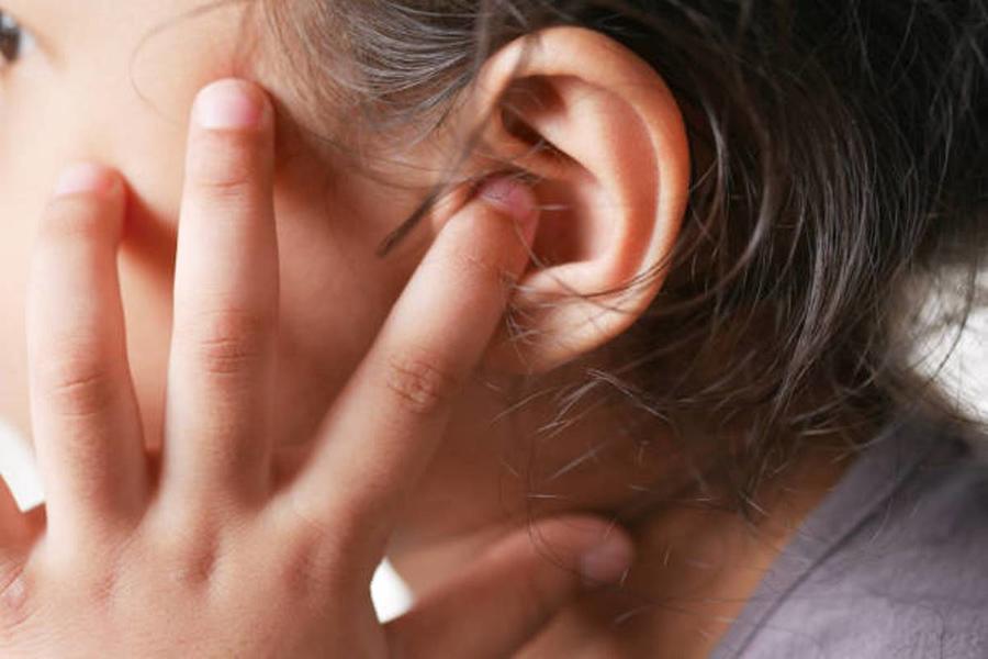 أعراض التهاب الأذن الوسطى عند الأطفال
