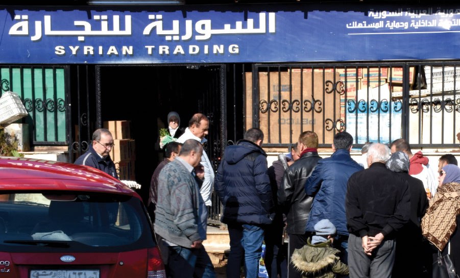 الازدحام أمام صالات «السورية للتجارة» إلى ازدياد.. ومواطنون يشتكون عدم حصوهم على الزيت.. والمدير يبرر
