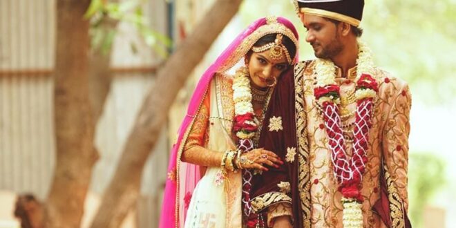 هندي يساعد زوجته على الزواج من عشيقها ويرتب لهما حفل زفاف
