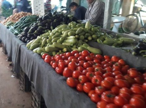 مزارعوها يشكون الخسارة ويمنّون النفس بالتفاتة حكومية البندورة في درعا… كسـاد وانتكاسة أسعار!