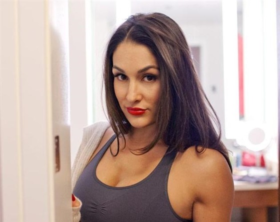 بالصور: المُصارعة “المثيرة” نيكي بيلا تتألق بالأحمر!