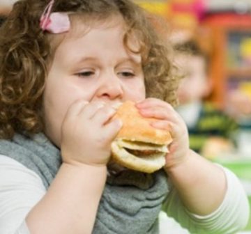 أسبابها متعددة زيادة الوزن عند الأطفال.. تراكم شحمي بنهايات قاتلة.. وعادات غذائية تهدد مستقبل الطفولة!