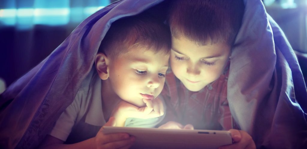 تأثير استخدام الأجهزة الإلكترونية على الأطفال

