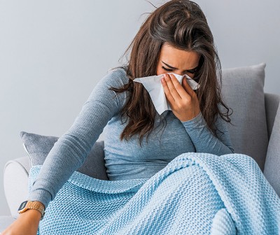 انفلونزا أم نزلة برد؟.. كيف تفرقين بين أعراضهما؟
