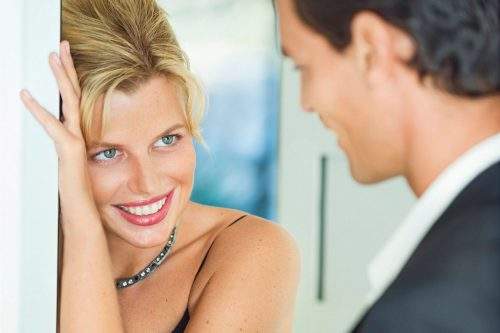 5 طرق لإثارة الزوج قبل العلاقة الحميمة
