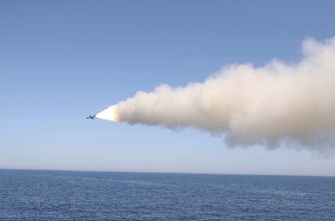 الحرس الثوري يطلق صواريخ باليستية من مواقع تحت الأرض تجاه أهداف بحرية وهمية في مياه الخليج