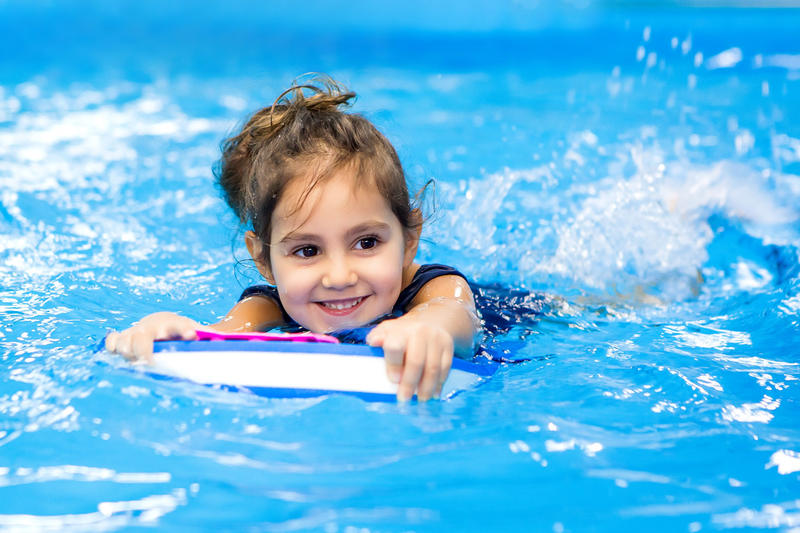 نصائح تساعد طفلك على التخلص من خوف السباحة
