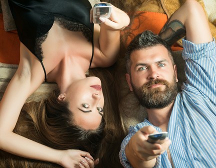 هل يؤثّر التلفاز على العلاقة الحميمة بين الزوجين؟