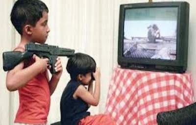 برامج العنف التلفزيوني.. اصطياد ممنهج لمستقبل الأطفال وانزلاق في السلوك العدواني
