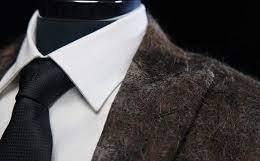 تصميم أول بدلة في العالم مصنوعة من شوارب الرجال
