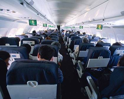أسئلة تحيّر المسافرين.. لماذا يوجد ثقب في نافذة الطائرة؟