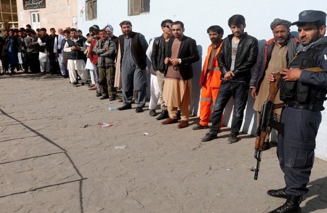 في اليوم الأول للانتخابات الأفغانية... عشرات القتلى والجرحى خلال 100 اعتداء