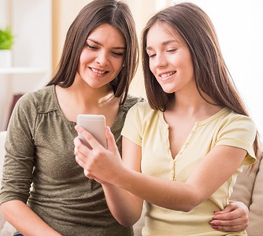 كيف تراقبينَ هاتف ابنتكِ دون التّشكيك فيها؟