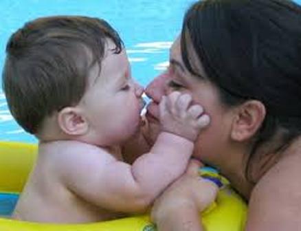هل يجوز تقبيل الأطفال على أفواههم؟