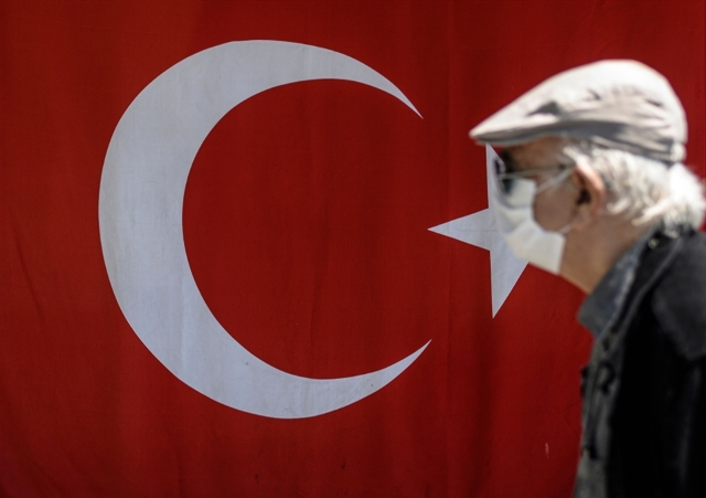 بطالة وانهيار للعملة وخسائر بعشرات المليارات: «كورونا» يفتك بالاقتصاد التركي
