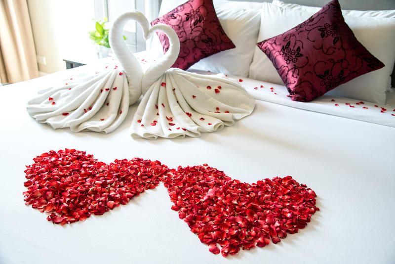 أفكار لتزيين غرفة النوم في يوم الحب
