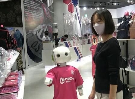 يطلب منك بأدب وضعها.. متجر ياباني يستخدم روبوتاً للتحقّق من ارتداء الزبائن للكمامة
