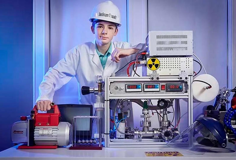 طفل أمريكي يدخل موسوعة «غينيس» كأصغر عالم نووي في العالم

