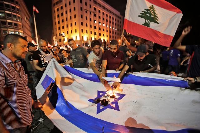 بصمة إسرائيلية في الأحداث اللبنانية.. ما هو الدور الخبيث الذي لعبته "تل أبيب" لتأجيج الشارع اللبناني؟