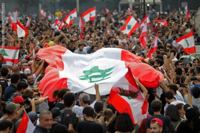 المشهد اللبناني معقد ومأزوم ما ينذر بالإنزلاق نحو مزيد من الإنهيار والفوضى