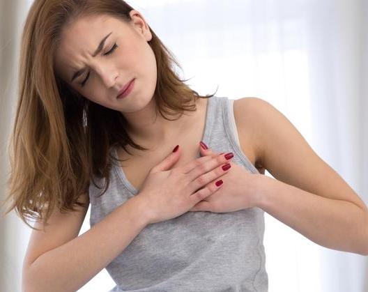 هل هي علامة خطيرة.. ما أسباب نغزات القلب المتكررة؟
