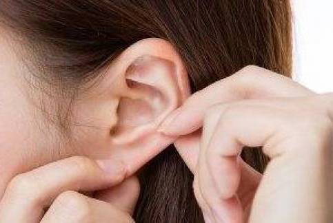 اعرف مرضك من شحمة الأذن.. 3 متلازمات صحية ترتبط بها
