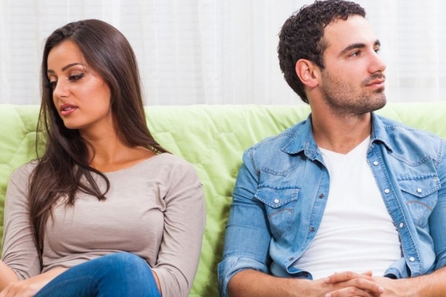 كيف تتصرفين إذا لاحظتِ أن شريككِ بدأ يفقد اهتمامه بك؟