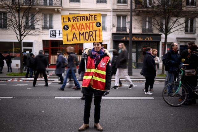 فوضى في حركة النقل في اليوم الثاني من الإضراب في فرنسا