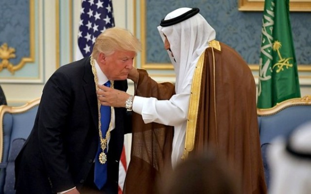 إعلام وساسة أميركيون: ترامب خان قيم أميركا، وباع نفسه للسعوديين
