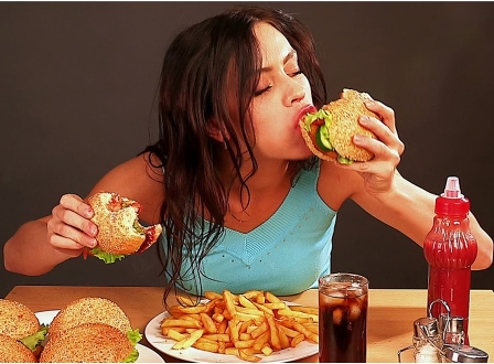 5 عادات غذائية عليكِ تجنبها لحماية نفسكِ من السُّمنة.. فما هي؟