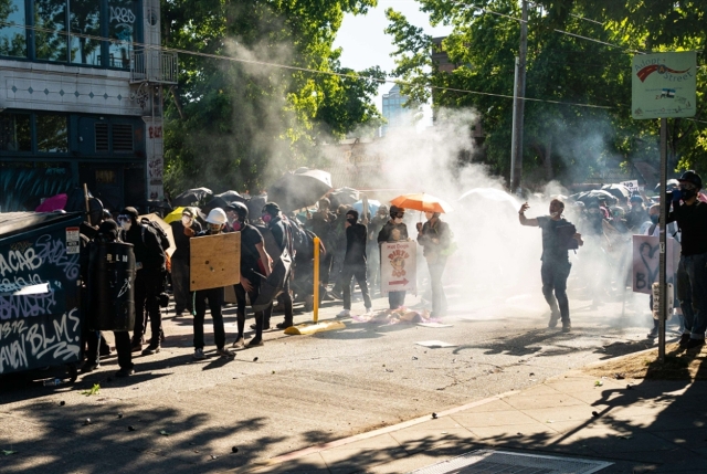 مواجهات بين متظاهرين والشرطة في مدنٍ أميركية