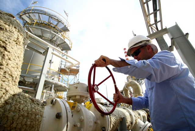 «كورونا» يلمّ شمل «أوبك+»: الاتفاق يحبط أسواق النفط
