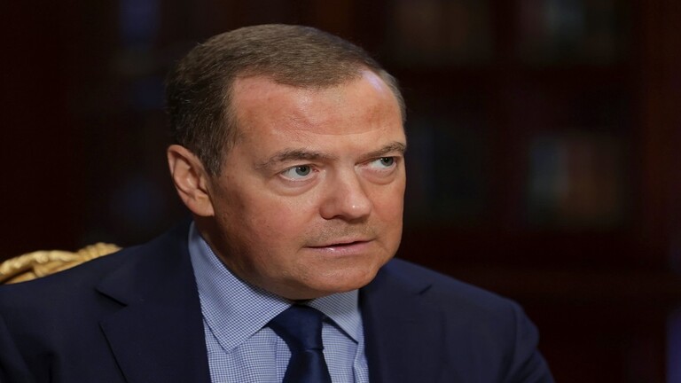 مدفيديف: الحرب العالمية الثالثة تقترب وروسيا سترد على قصف نفذته أوكرانيا بالذخائر العنقودية
